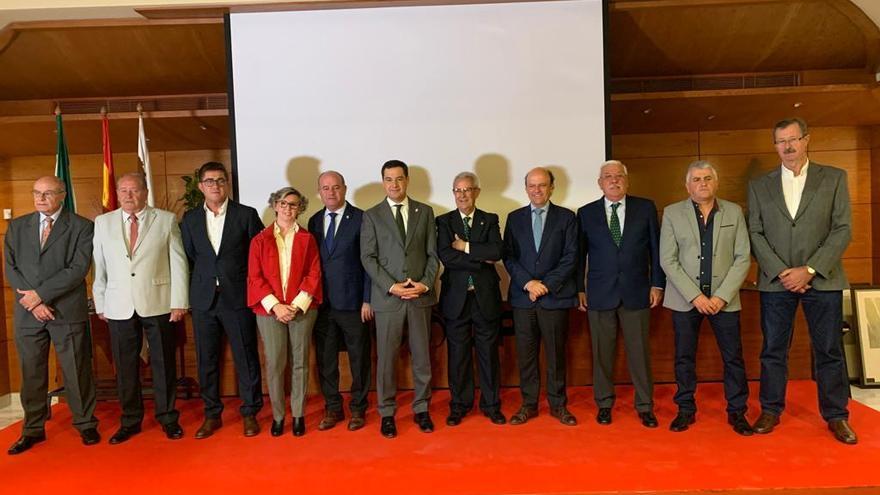 Foto de familia de las autoridades y los premiados por la cooperativa agroalimentaria Dcoop.