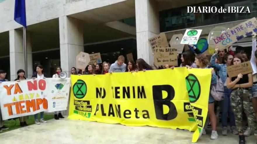 El movimiento Fridays for Future se concentra en las puertas del Consell