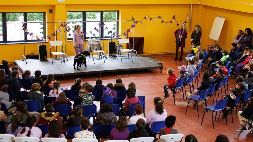 Alumnos de Morcín, atendiendo a la charla de Carmen López. | F. Delgado