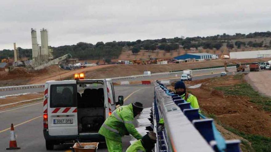 Obreros trabajando en el viaducto sobre el embalse de Ricobayo, a la altura de San Cebrián.