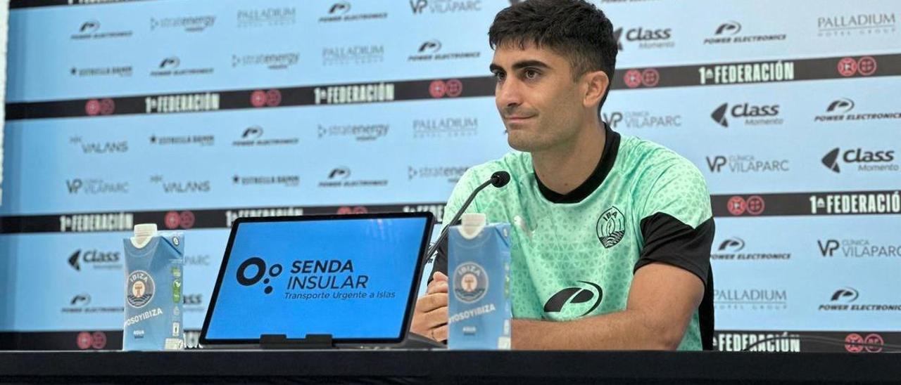 Iñaki Olaortua, defensa cental de la UD Ibiza, en su comparecencia de prensa.
