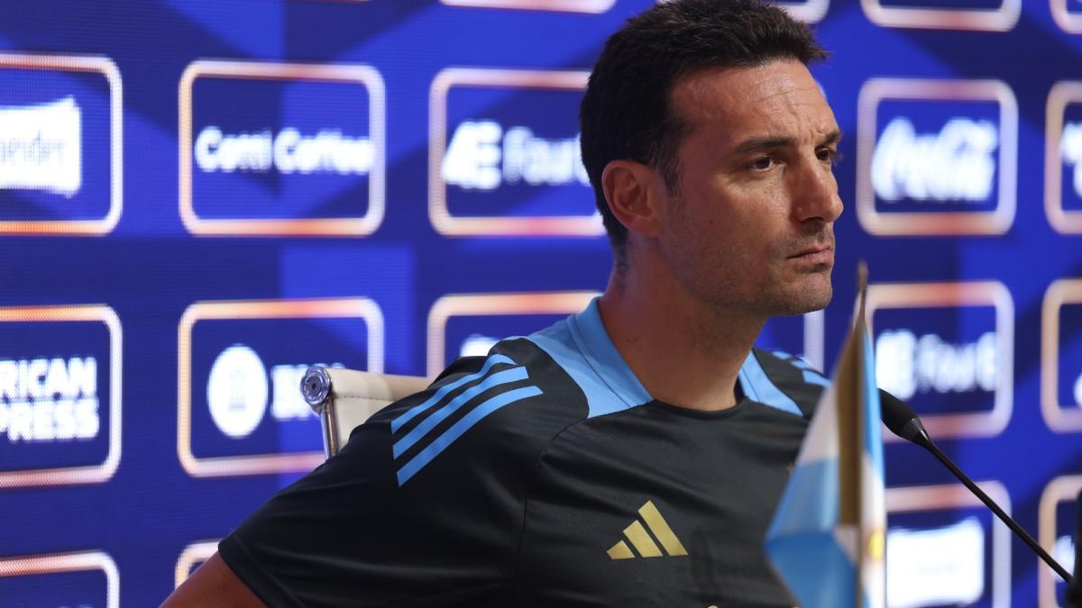 Lionel Scaloni en una rueda de prensa con la selección argentina