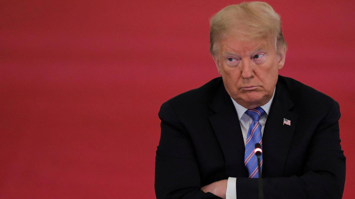 El presidente de los Estados Unidos, Donald Trump, escucha durante una reunión de la Junta Asesora de Políticas de la Fuerza Laboral Estadounidense.