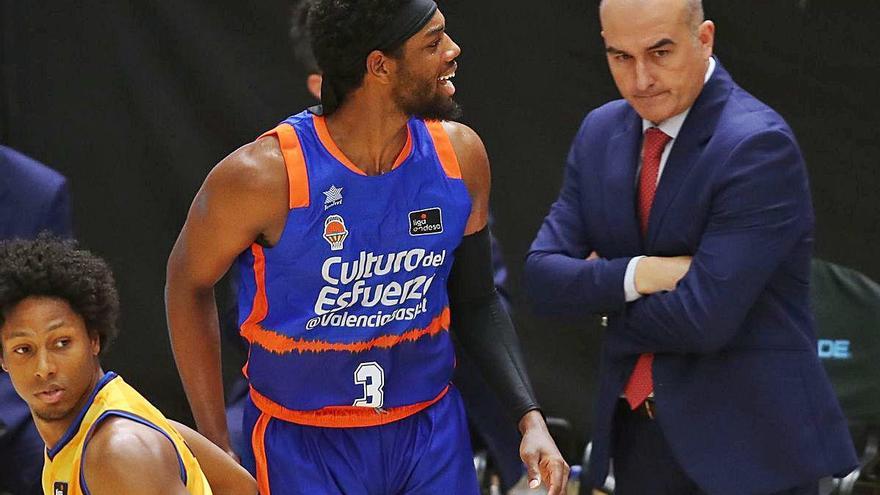 Ponsarnau, ante Loyd, durante el partido del viernes ante el Gran Canaria.