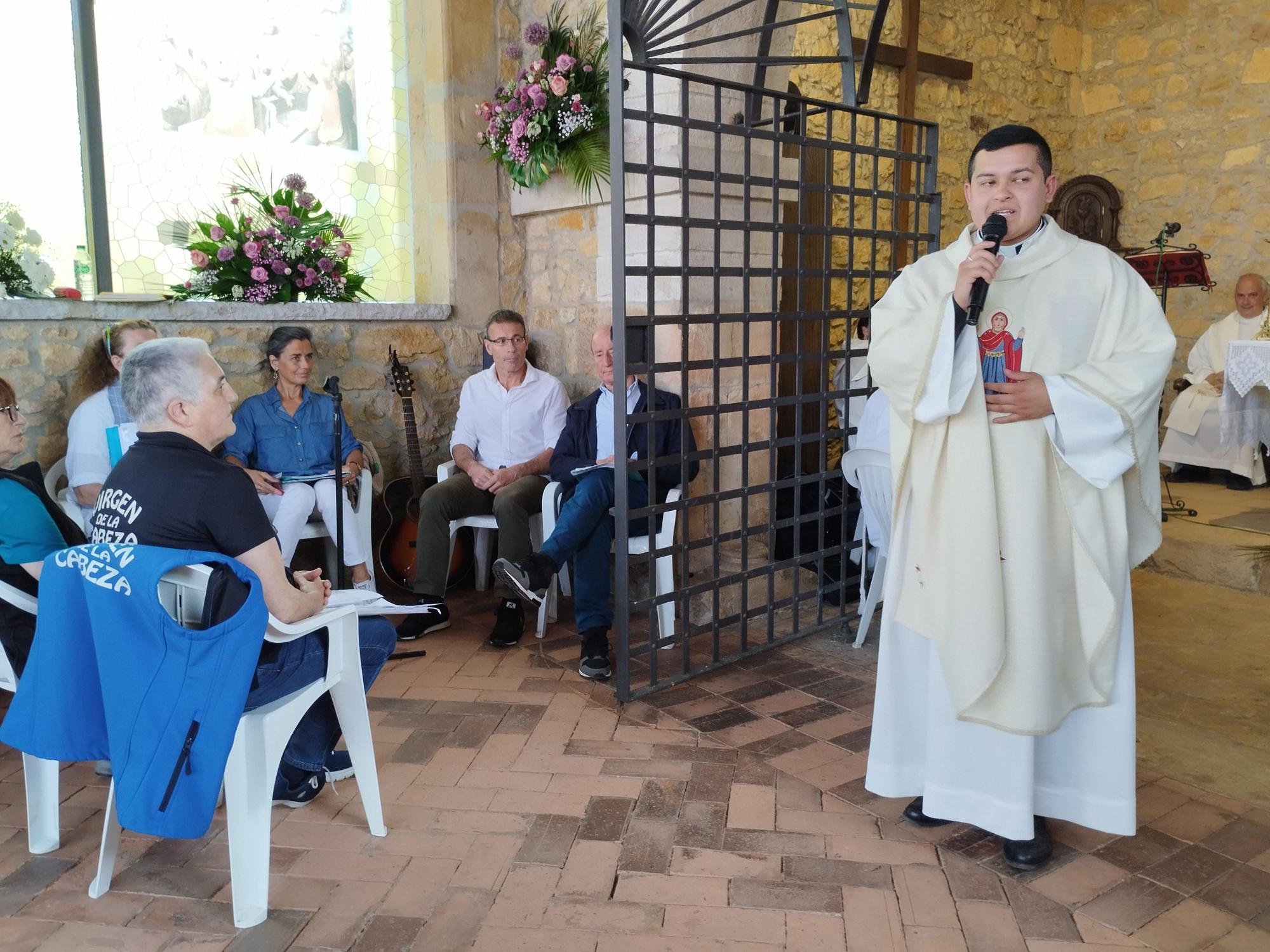 La misa solemne y procesión de la Virgen de la Cabeza en Meres, en imágenes