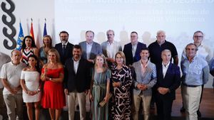 Mazón, la consellera Montes y la vicepresidenta y consellera de Vivienda, Susana Camarero, con los representantes de las entidades con las que se ha consensuado el nuevo decreto ley