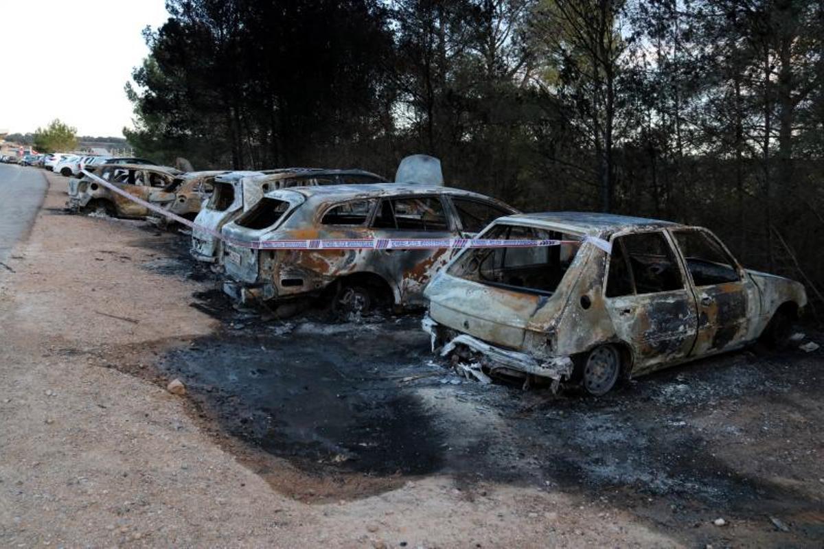 Los actos vandálicos hacia los vehículos aparcados, como incendios o robos, son habituales en la estación AVE Camp de Tarragona.