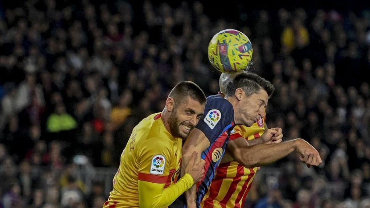 Lewandowski intenta rematar entre David López y Oriol Romeu en el Barça-Girona del Camp Nou.