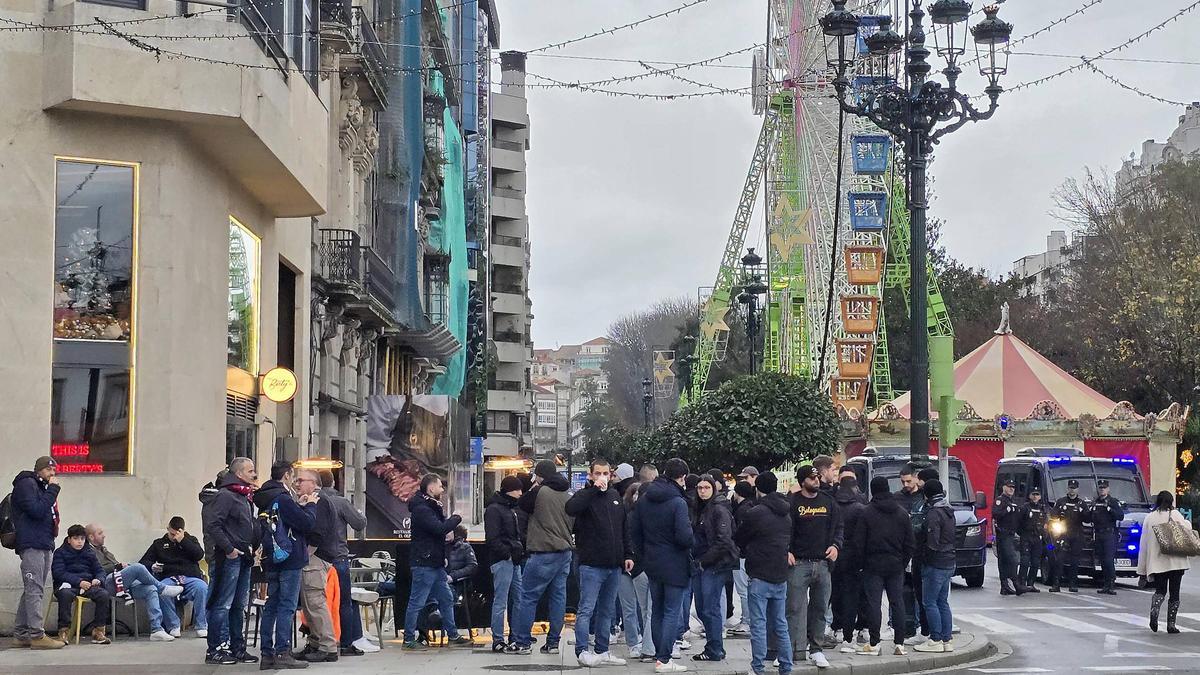 Aficionados del Bolonia cerca de la noria, en la calle Areal.