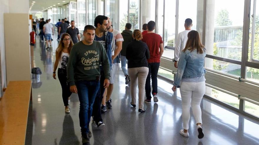 Estudiantes en los pasillos de la facultad.