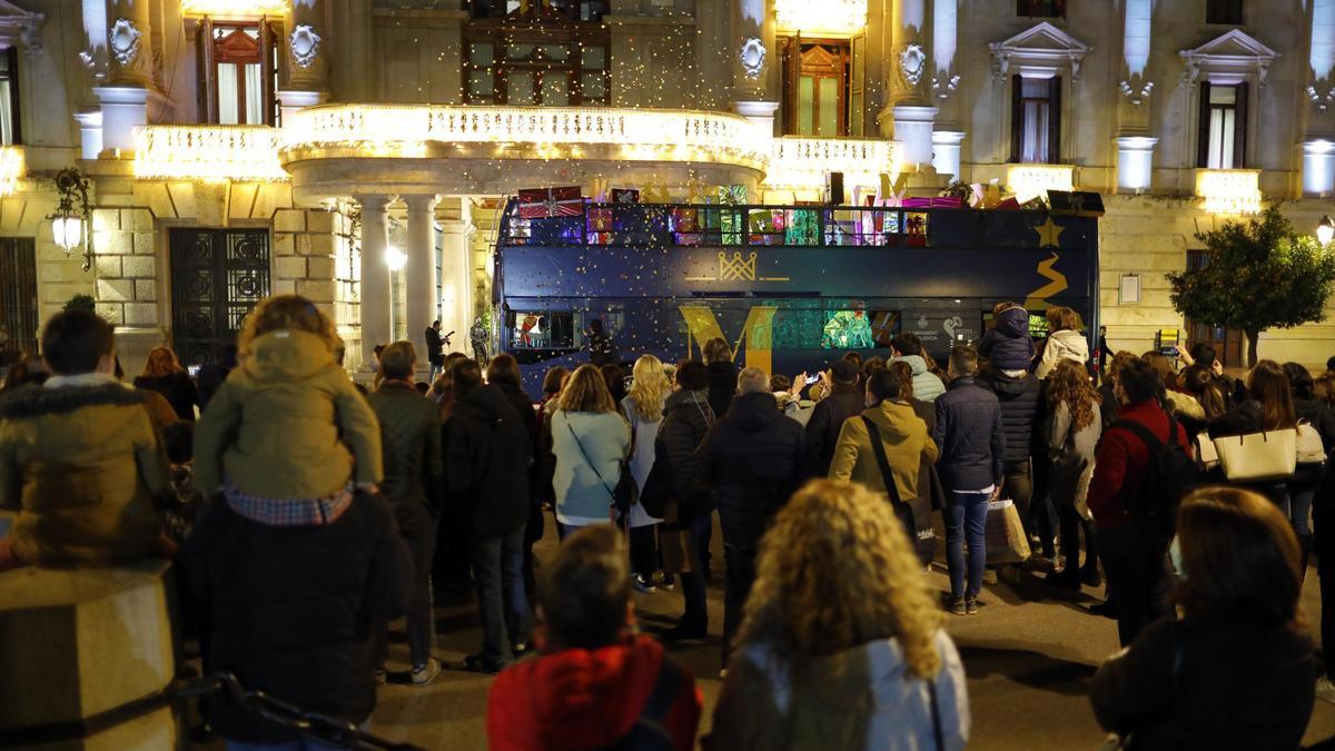 Aglomeraciones en la plaza del Ayuntamiento de València para ver a los Reyes Magos