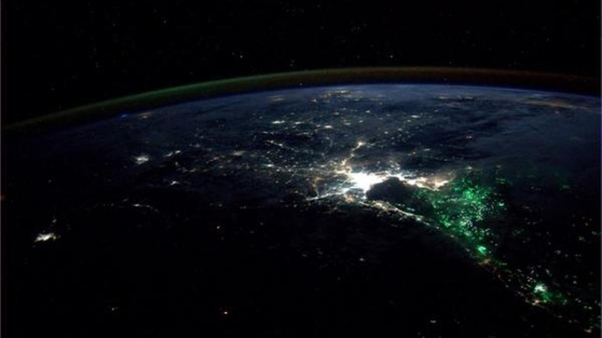 Extrañas luces verdes en el sudeste asiático desconciertan a los tripulantes de la ISS