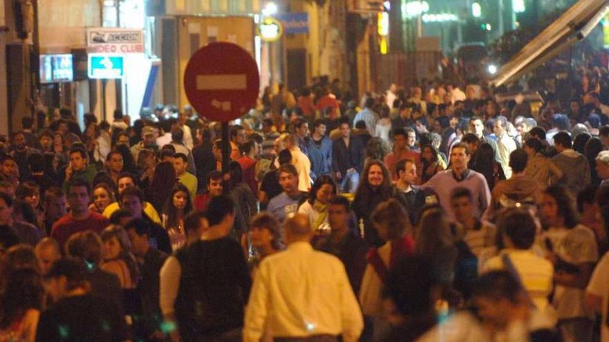 Decenas de jóvenes en las calles de los &#039;pubs&#039; en A Coruña. carlos pardellas