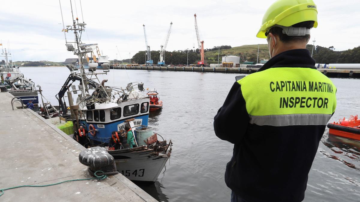 Un inspector de la Capitanía Marítima de Avilés fotografía los daños del barco gallego.