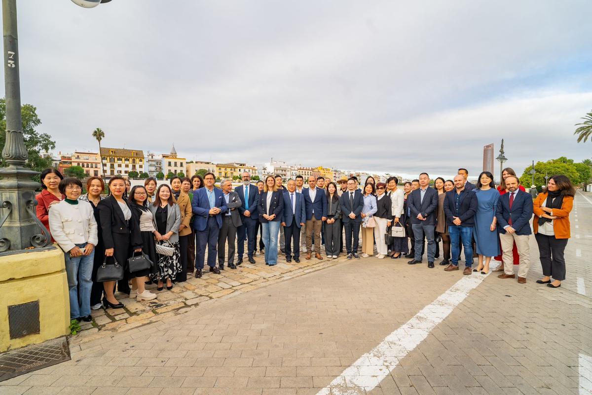 Fotografía de familia durante el acto de presentación de la primera China Week, la Semana Cultural de China en Sevilla.