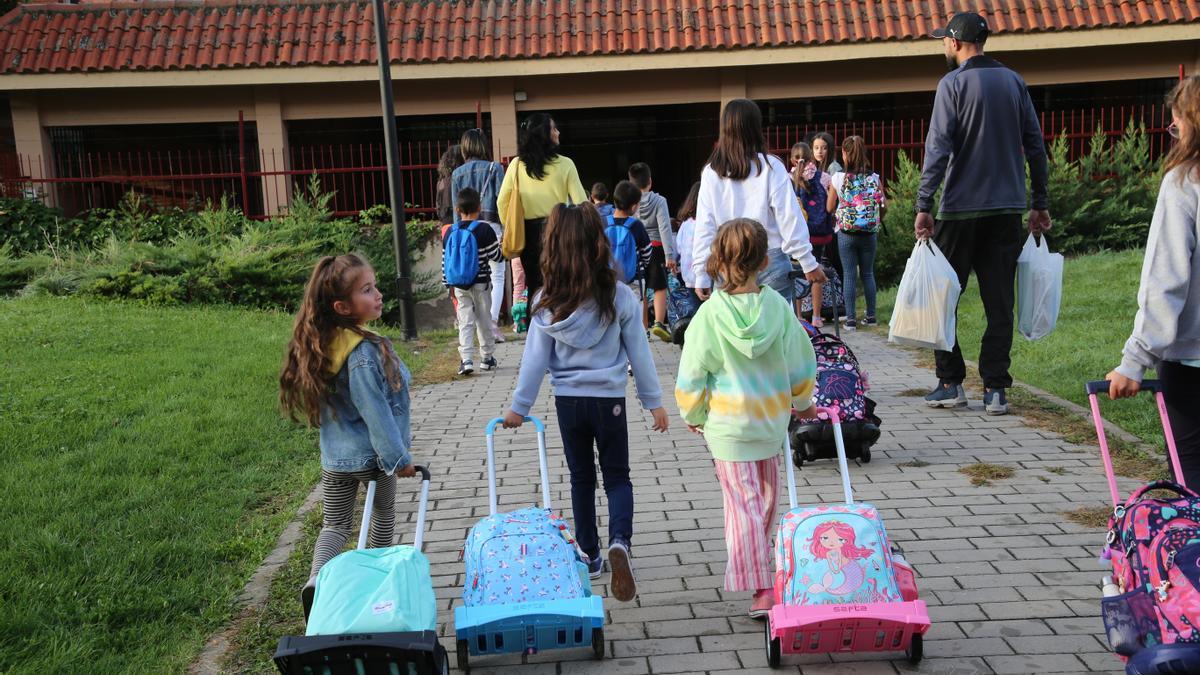 Curso escolar en Zamora: varias niñas portan sus mochilas a la entrada del colegio.