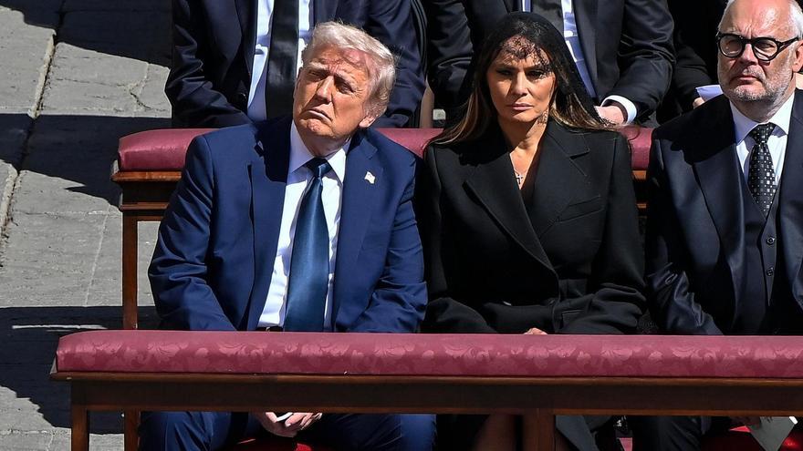 El presidente de Estados Unidos, Donald Trump, en el funeral del papa Francisco, junto a su esposa Melania en la plaza de San Pedro en Roma.