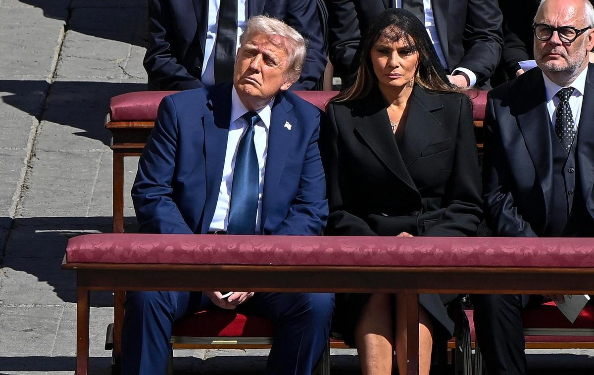 El presidente de Estados Unidos, Donald Trump, asiste al funeral del papa Francisco junto a su esposa Melania en la plaza de San Pedro en Roma.