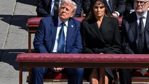 El presidente de Estados Unidos, Donald Trump, asiste al funeral del papa Francisco junto a su esposa Melania en la plaza de San Pedro en Roma.