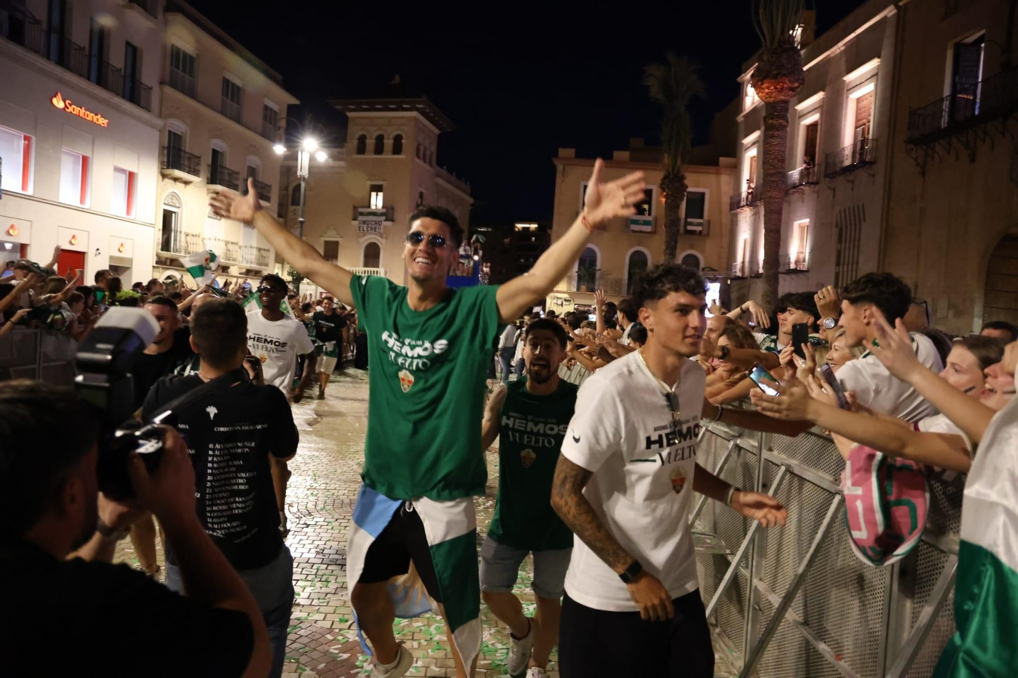 El Elche CF celebra el ascenso a Primera con una rúa en autobús hasta la Plaça de Baix