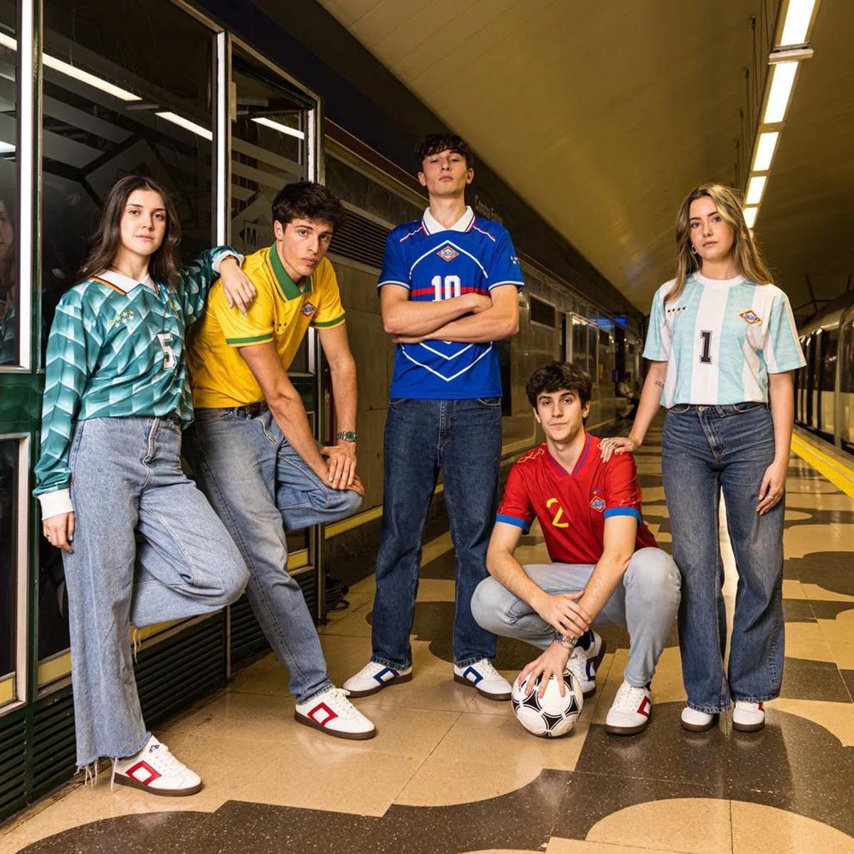Cada camiseta reinterpreta equipaciones históricas de selecciones campeonas del mundo y las conecta con colores, símbolos y detalles propios del suburbano madrileño
