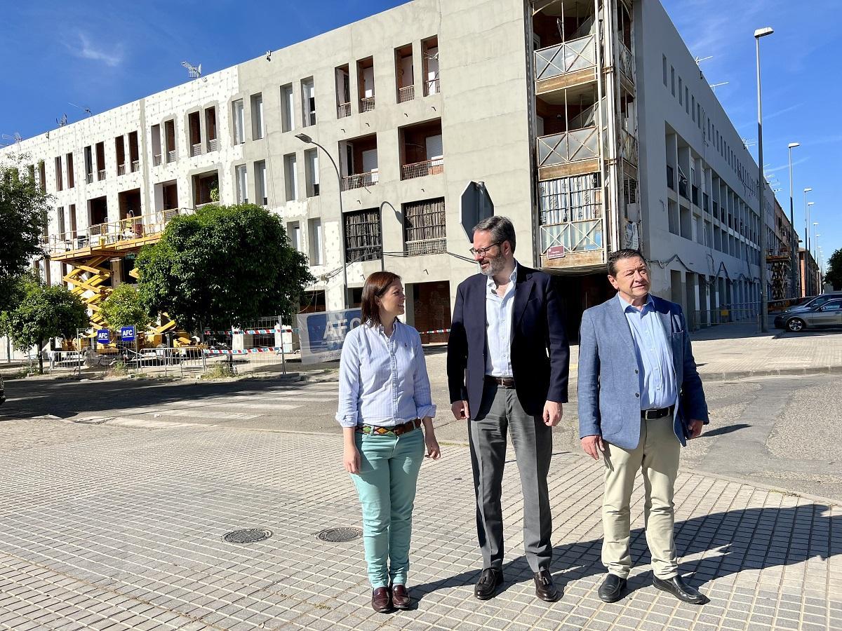 El delegado de la Junta en Córdoba, Adolfo Molina (centro), junto a la delegada territorial de Fomento, Articulación del Territorio y Vivienda, Cristina Casanueva, durante la visita a las obras.