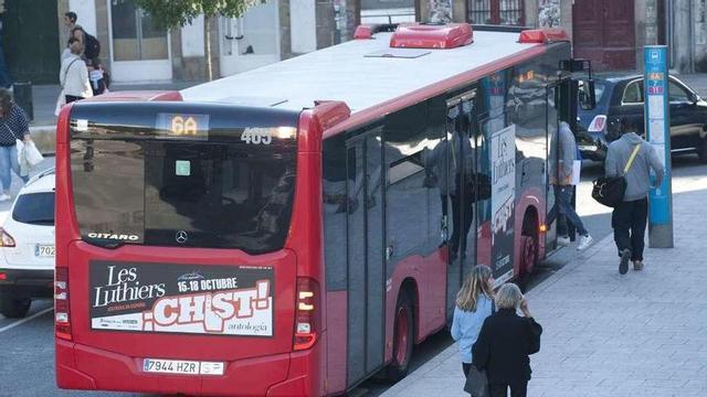 Un autobús urbano se detiene para recoger a pasajeros.