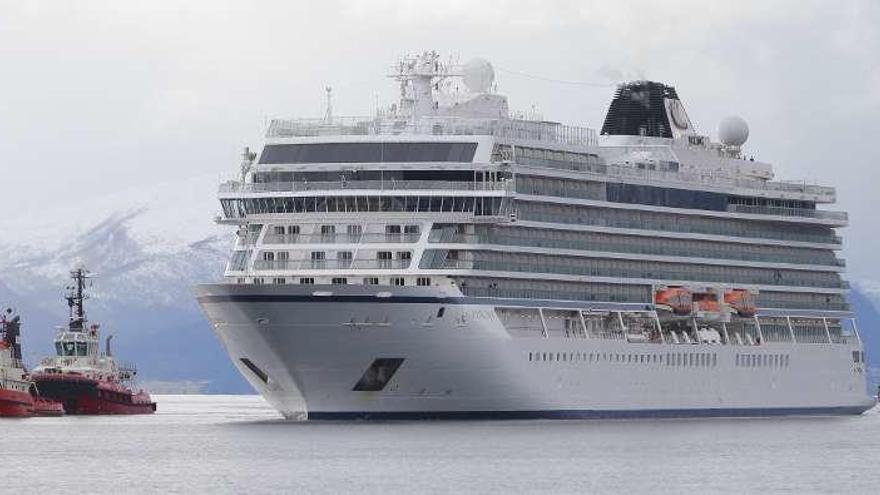 El "Viking Sky", escoltado por remolcadores, a su llegada, ayer, a Molde, Noruega. // Ekornesvåg, Svein Ove