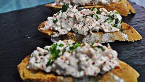 Tostas de ventresca de bonito con alioli y ajo negro