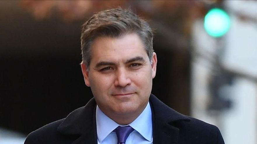 Un juez ordena devolver la acreditación al periodista de la CNN Jim Acosta