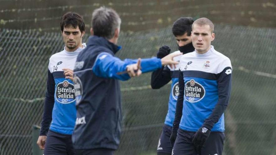 Arribas, Juanfran y Álex durante el entrenamiento de ayer en la ciudad deportiva de Abegondo.