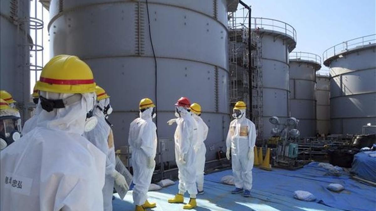 Operarios ante los tanques de agua radiactiva en Fukushima.