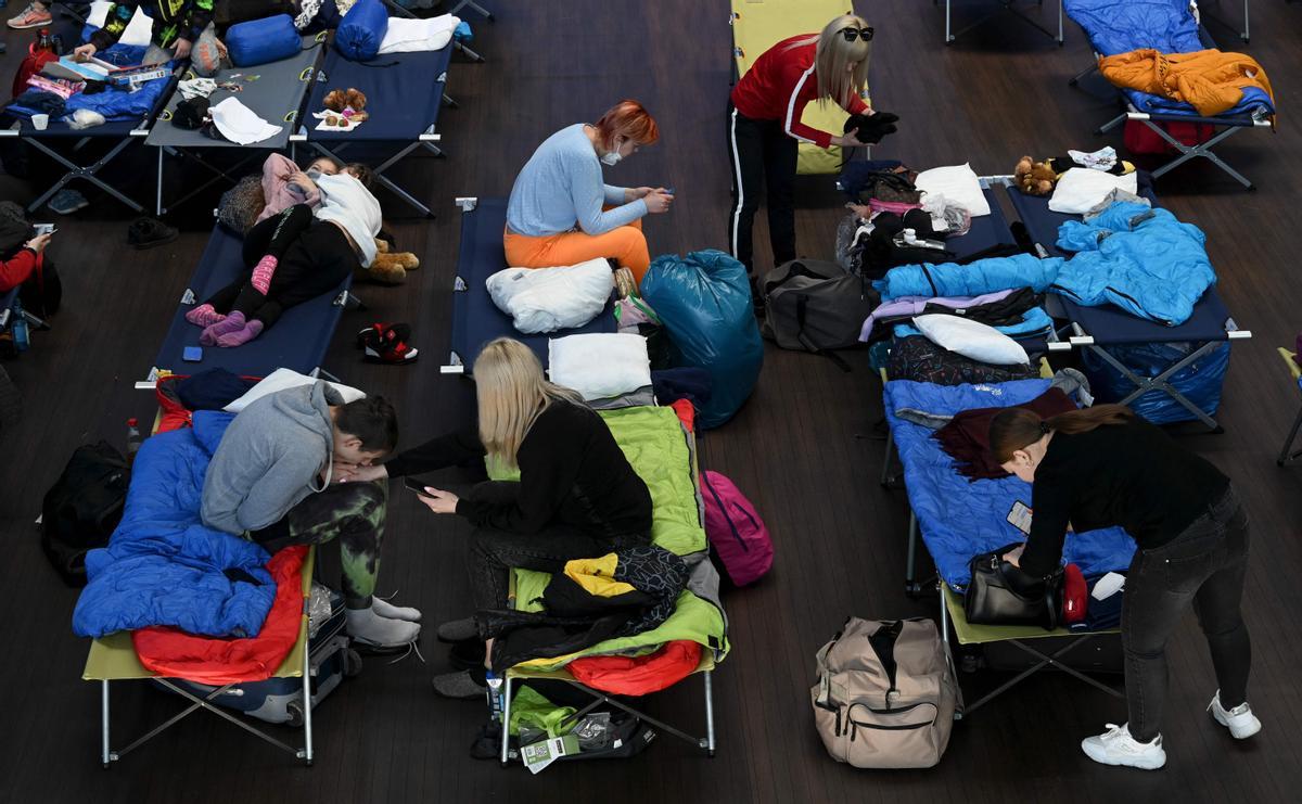 Refugiados ucranianos instalados provisionalmente en un centro deportivo en el pequeño pueblo de Eichenau, cerca de Múnich, al sur de Alemania.