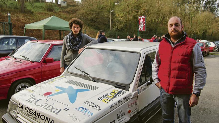 Javier Álvarez (a la izquierda) y Alberto García, con el Seat Marbella con el que competirán.