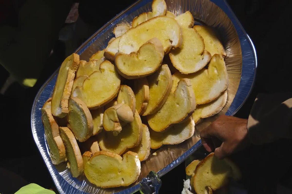 Un bandeja con pan con aceite