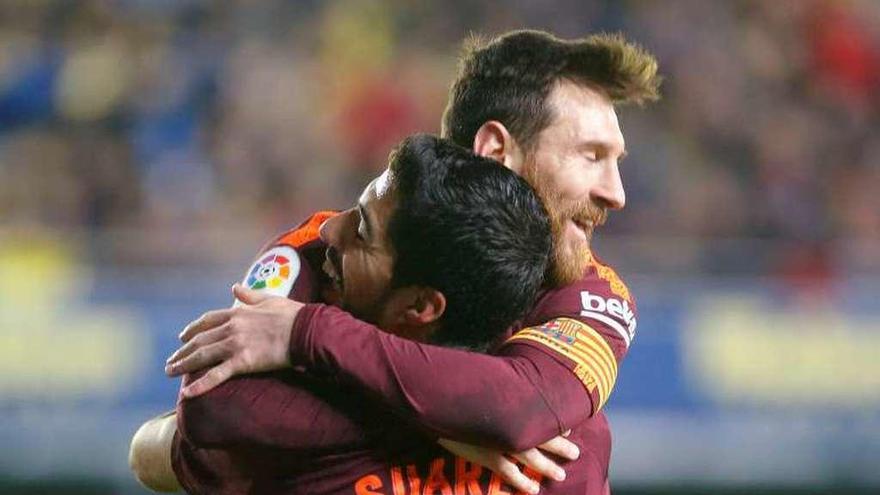 Messi y Luis Suárez se abrazan tras el segundo gol barcelonista.