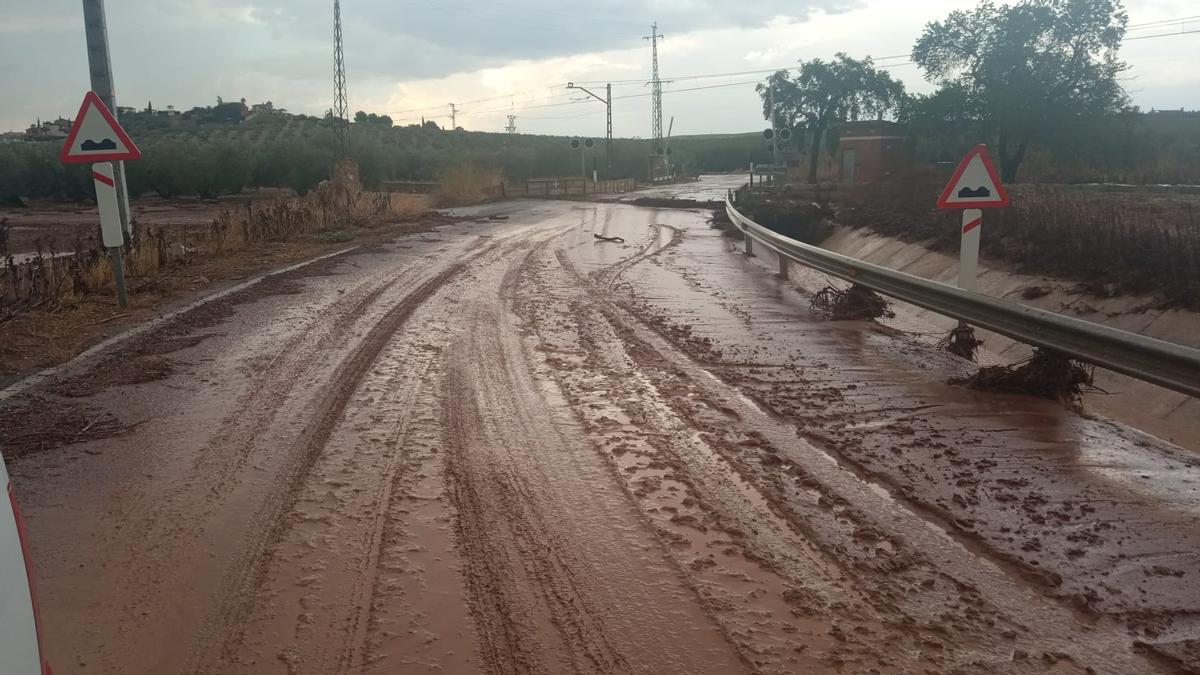 Carretera CO-6223 en el término de Puente Genil, una de las que se vieron afectadas por las fuertes lluvias del martes.