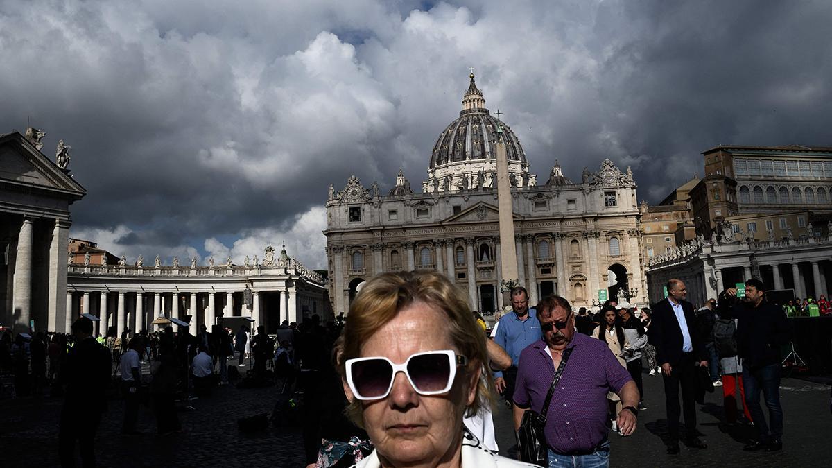 Fieles se reúnen en la plaza de San Pedro del Vaticano en el segundo día del cónclave