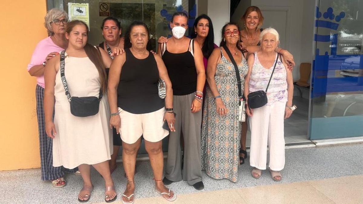 Las seis malagueñas desahuciadas, ayer martes, delante de la sede del IMV, con miembros de Un Techo por Derecho.