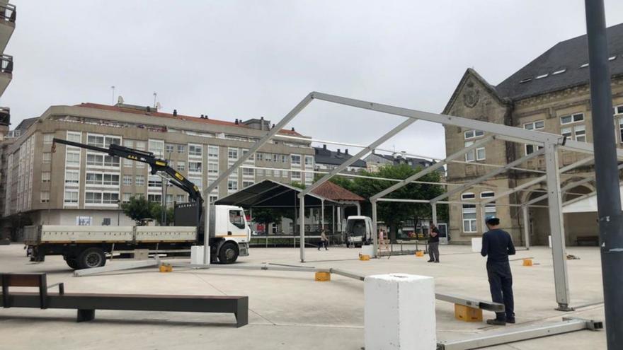 Operarios ayer montando la carpa de la Sidra en la Praza do Concello.