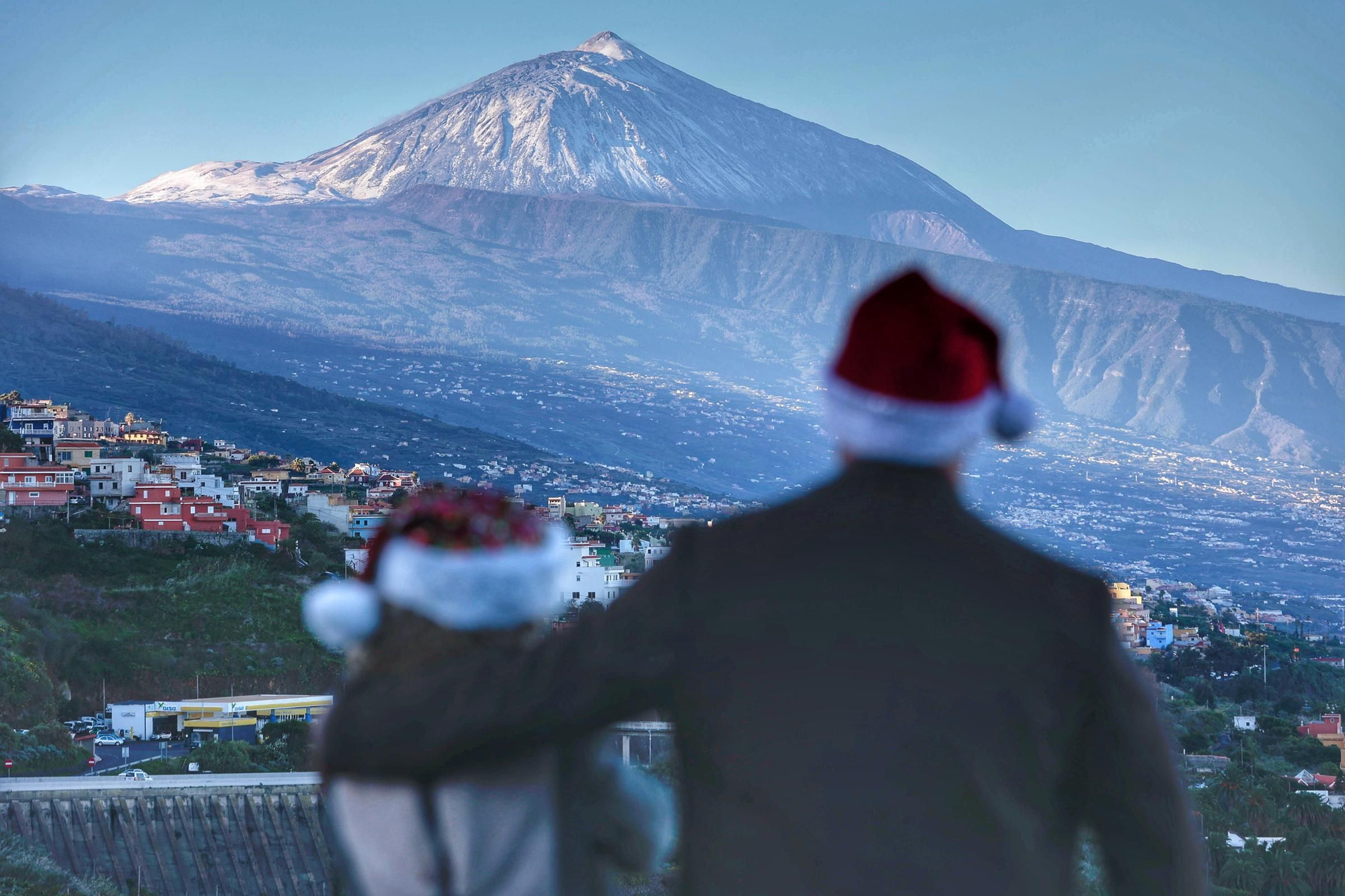 El Teide 'regala' a los tinerfeños un manto nevado por Navidad