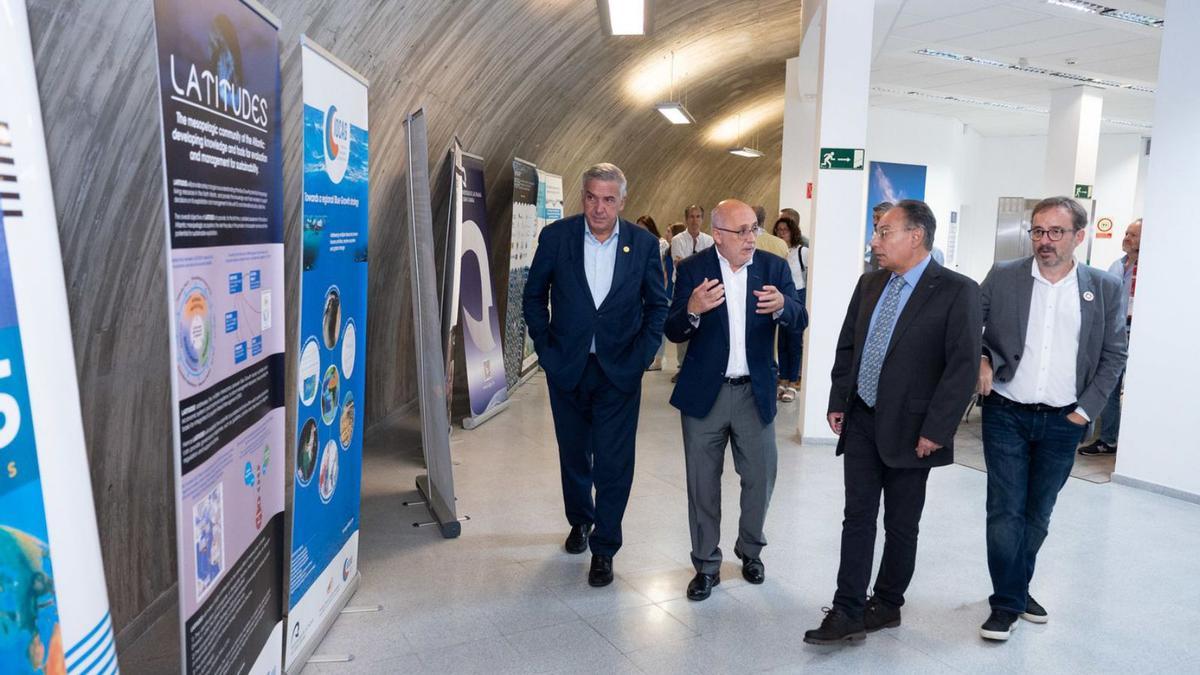 Luis Serra y Antonio Morales, durante la visita a las instalaciones de la ULPGC en Taliarte. | | LP/DLP