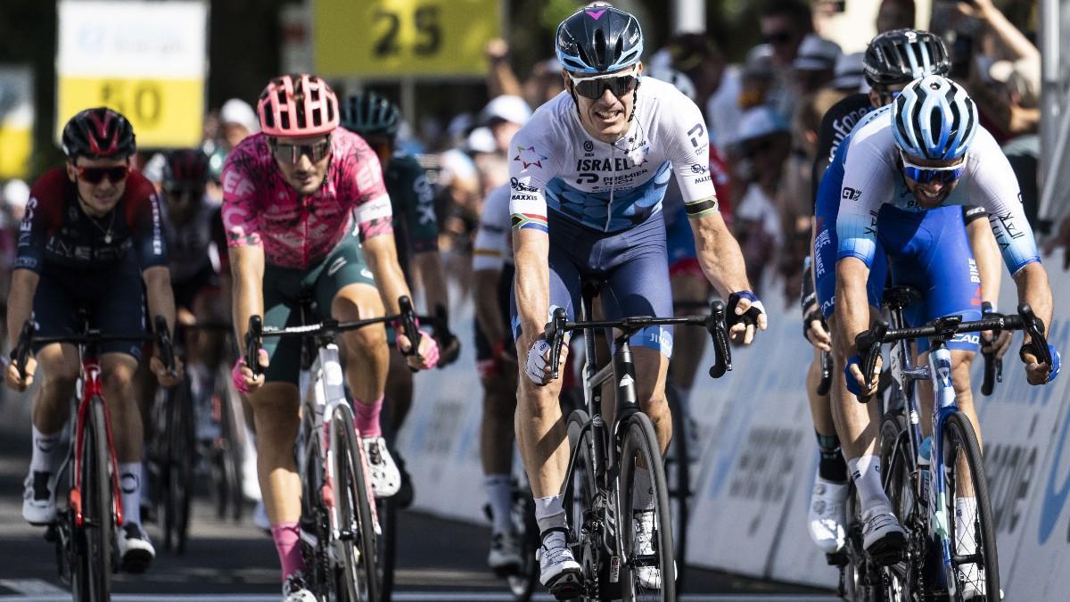 Daryl Impey cruza sonriente la línea de meta