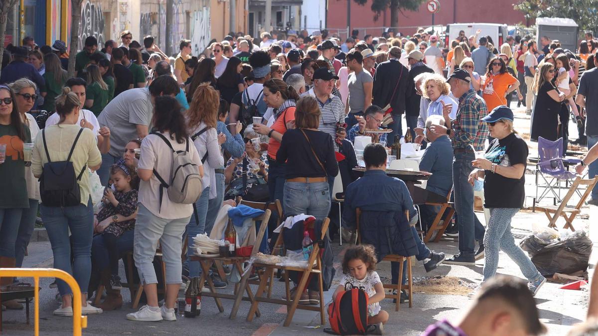 Paellas en el barrio de Russafa, ambiente fallero.