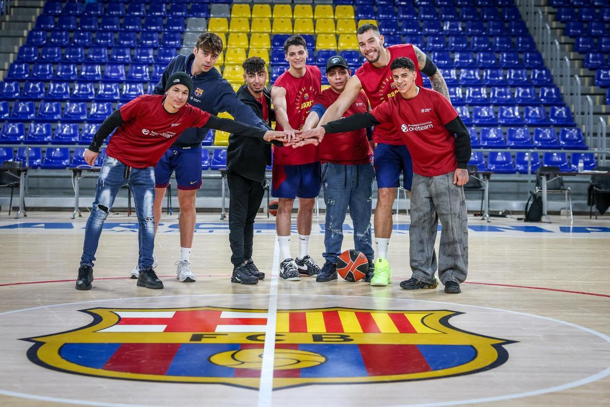 Los jugadores azulgrana posan con los visitantes del Palau