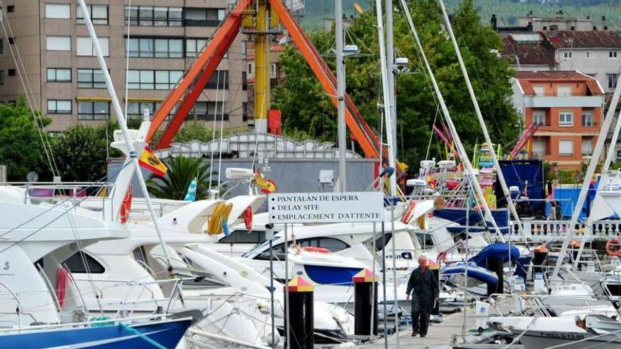 Instalaciones del puerto deportivo durante una jornada veraniega. // Iñaki Abella