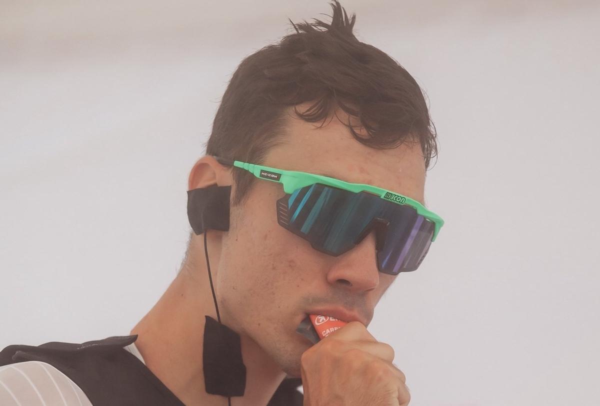 Juan Ayuso, en el calentamiento de la 'crono' por equipos