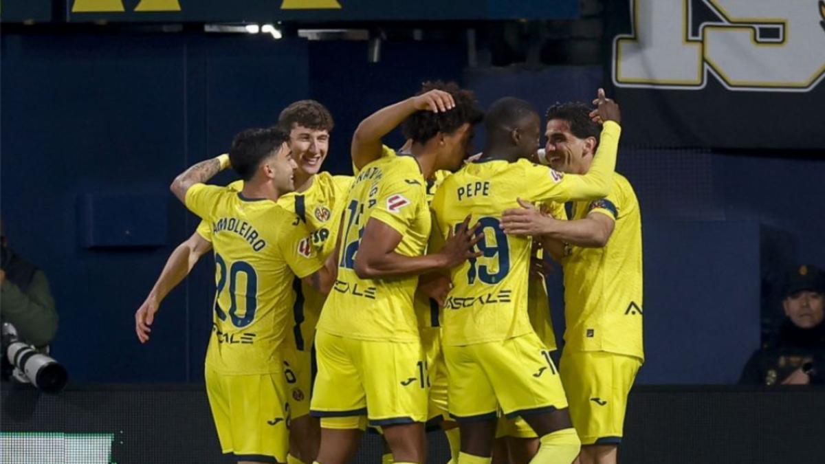 Los jugadores del Villarreal celebrando juntos uno de los goles ante la Real Sociedad
