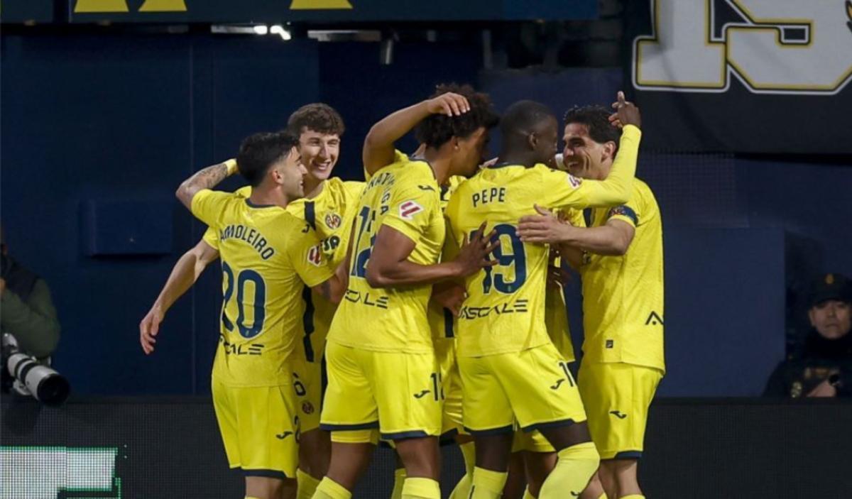 Los jugadores del Villarreal celebrando juntos uno de los goles ante la Real Sociedad