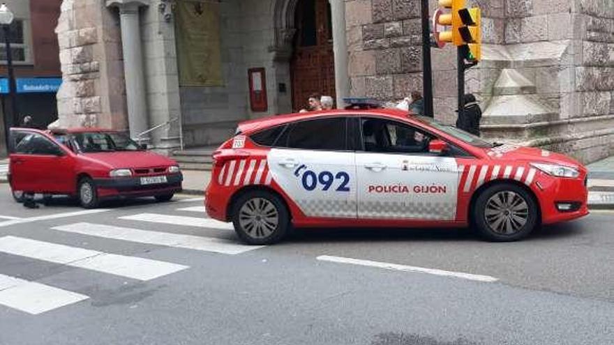 Momento de la detención, con el vehículo aparcado tras el coche policial.